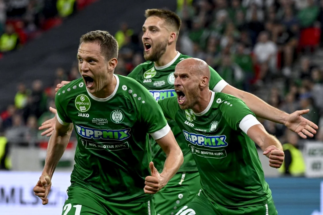 Jucătorii lui Paks, bucuroși după un gol marcat cu Corvinul.
