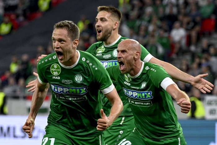 Jucătorii lui Paks, bucuroși după un gol marcat cu Corvinul.