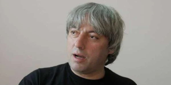 Istoricul Marius Oprea protestează faţă de Traian Băsescu.