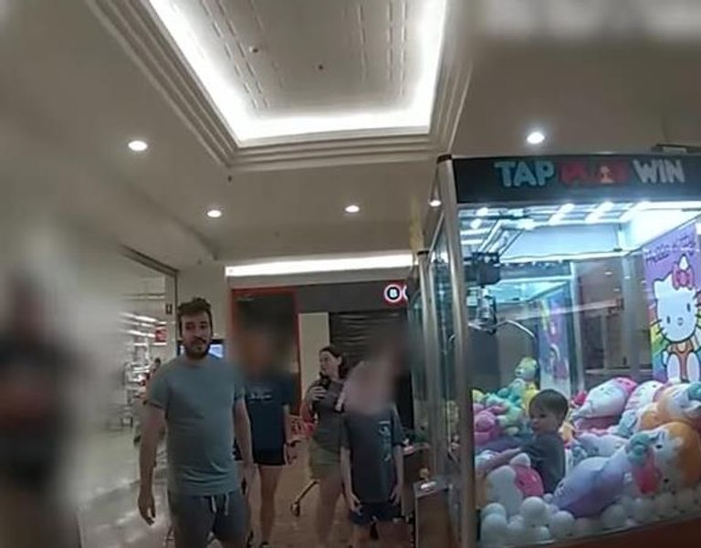  Poliția a salvat un copil blocat în interiorul unei mașini cu jucării prevăzute cu gheare VIDEO