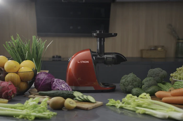 Storcător Latkon, model de top, înconjurat de fructe și legume Foto Latkons