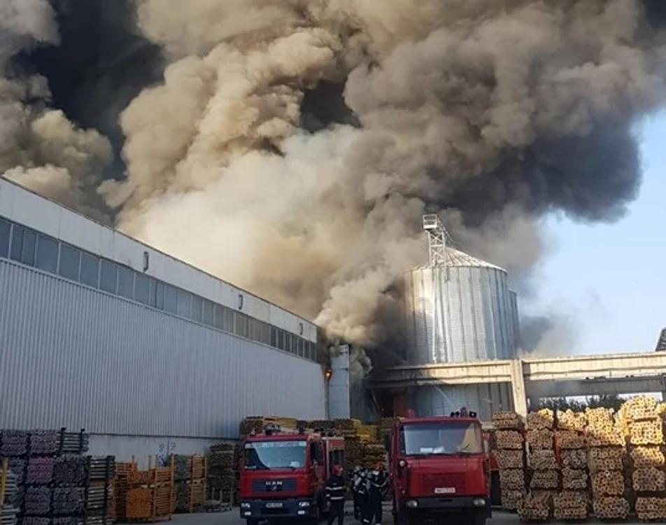 Incendiul are degajări mari de fum