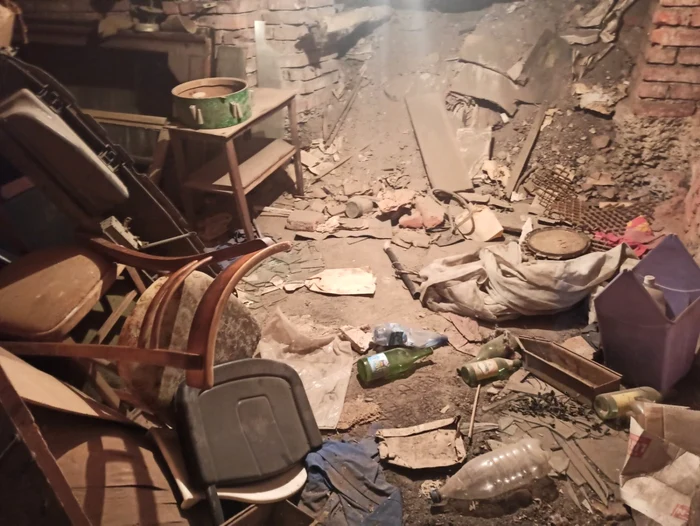 Subsolul sediului Prefecturii Gorj este plin de deşeuri Foto: Impact în Gorj
