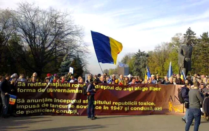 Peste 700 de oameni participă la marşul pentru restaurarea monarhiei. FOTO Cristina Răduţă