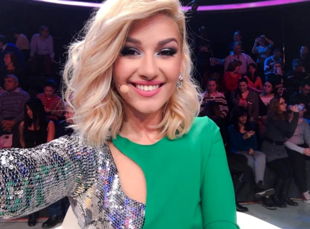 
    Ana este campioană la dansul din buricFoto: Antena 1  