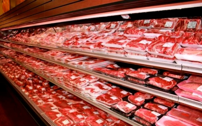 
    Cinci persoane au fost reţinute în urma unor percheziţii făcute la magazine şi carmangerii din Capitală  