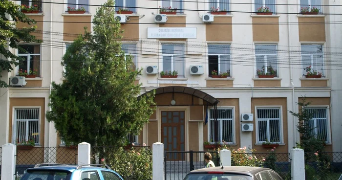 Banii plătiţi pentru un corp de clădire la Colegiul „Cuza“ concurează cu chiriile magazinelor din centrul oraşului Foto: Alex Policală