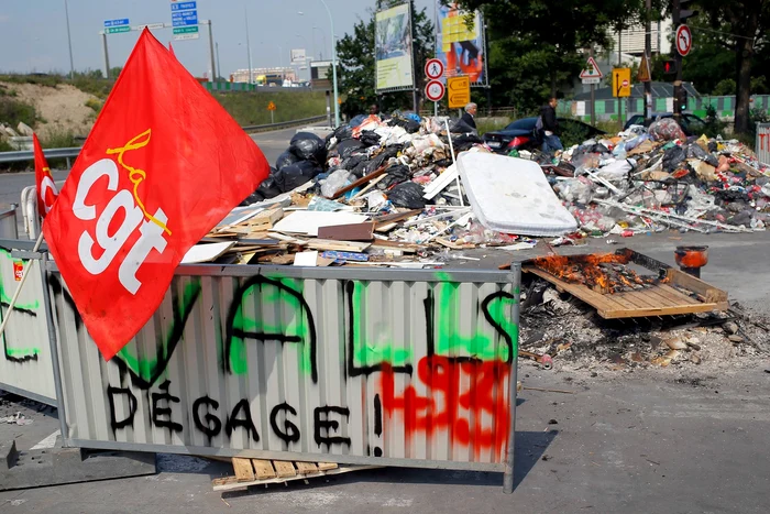 Mesaj pentru premierul Franței: „Curăță, Valls!”