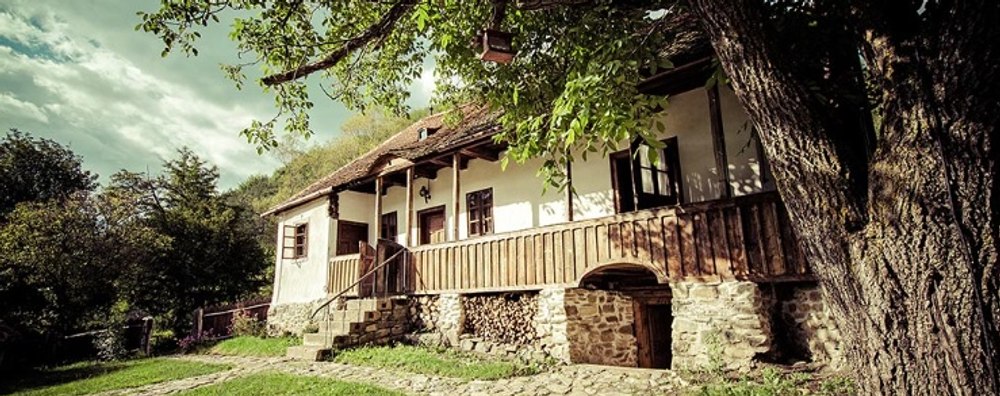 Presa britanică, despre proprietatea transilvăneană a Regelui Charles: „Arăta ca o locuință umilă din exterior” VIDEO