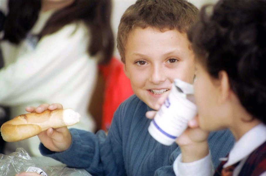 Cornul, laptele și fructele ajung în sfârșit la elevi. Motivul celor cinci luni întârziere