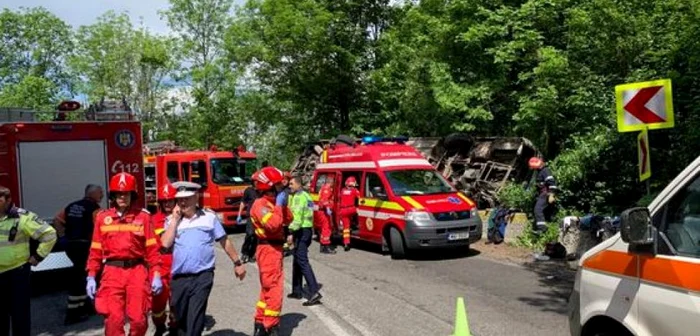 Autocarul s-a răsturnat într-o curb, în judeţul Braşov FOTO Mediafax