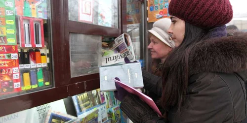 Moldovenii au făcut rând, joia trecută, la chişcurile de ziare pentru a cumpăra „Adevărul“ şi prima carte din colecţie