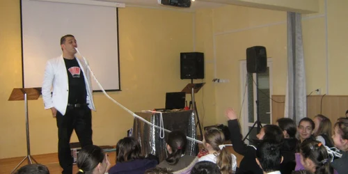 Elevii învaţă franceza cu ajutorul spectacolelor de magie
