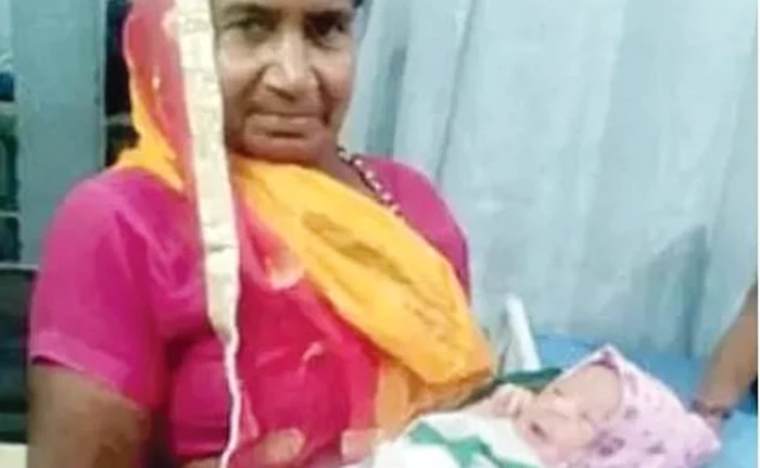 Mama Manju Mail, cu micuţul Izolare la piept