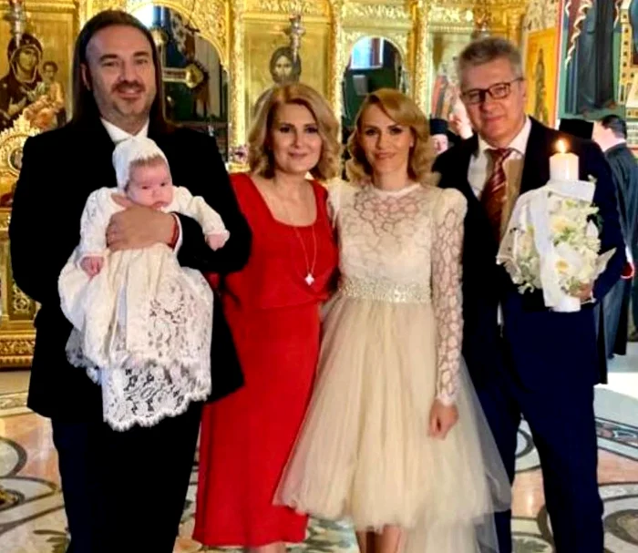 Mămica a purtat o ținută roșie la ceremonia religioasă din biserică