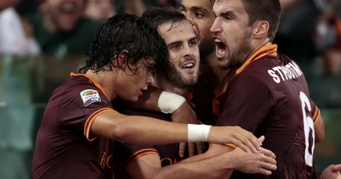 Bucurie a Romei, cu Dodo, Pjanic, Strootman şi Benatia (în plan secund) FOTO Reuters