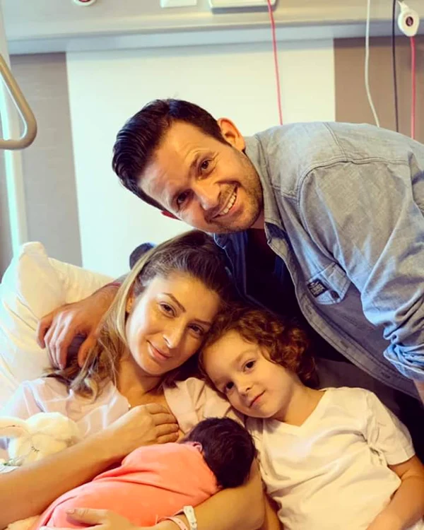 Robert Tudor, alături de familia sa superbăfoto: arhiva personală