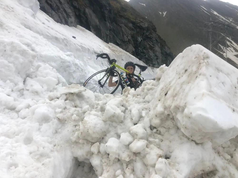 Britanicii care au traversat Transfăgărăşanul escaladând nămeţii de pe drumul nedezăpezit în luna iunie Foto Calin Fiscu