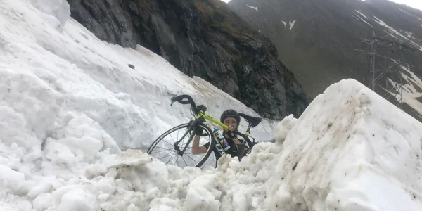 Britanicii care au traversat Transfăgărăşanul escaladând nămeţii de pe drumul nedezăpezit în luna iunie Foto Calin Fiscu