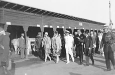 Membri ai Familiei Regale în vizită la Târgul Moșilor (© Colecția „Fotografii, cărți poștale și clișee fotografice”, Muzeul Municipiului București)