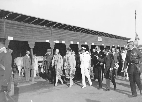 Membri ai Familiei Regale în vizită la Târgul Moșilor (© Colecția „Fotografii, cărți poștale și clișee fotografice”, Muzeul Municipiului București)