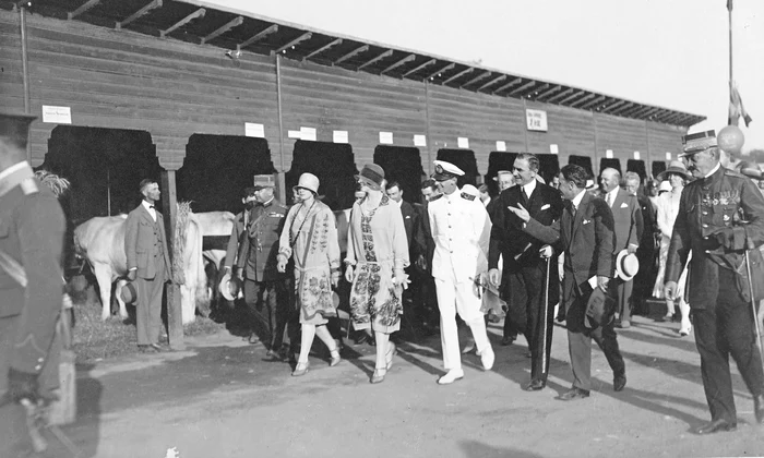 Membri ai Familiei Regale în vizită la Târgul Moșilor (© Colecția „Fotografii, cărți poștale și clișee fotografice”, Muzeul Municipiului București)