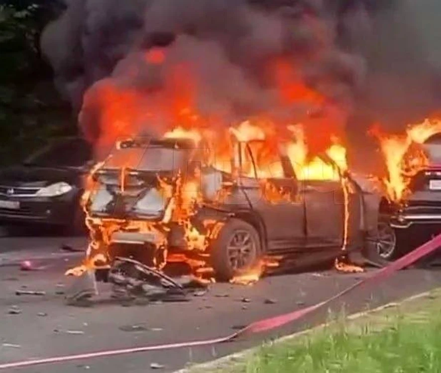 Mașina în care se afla ofiterul rus a explodat și a luat foc/FOTO:X