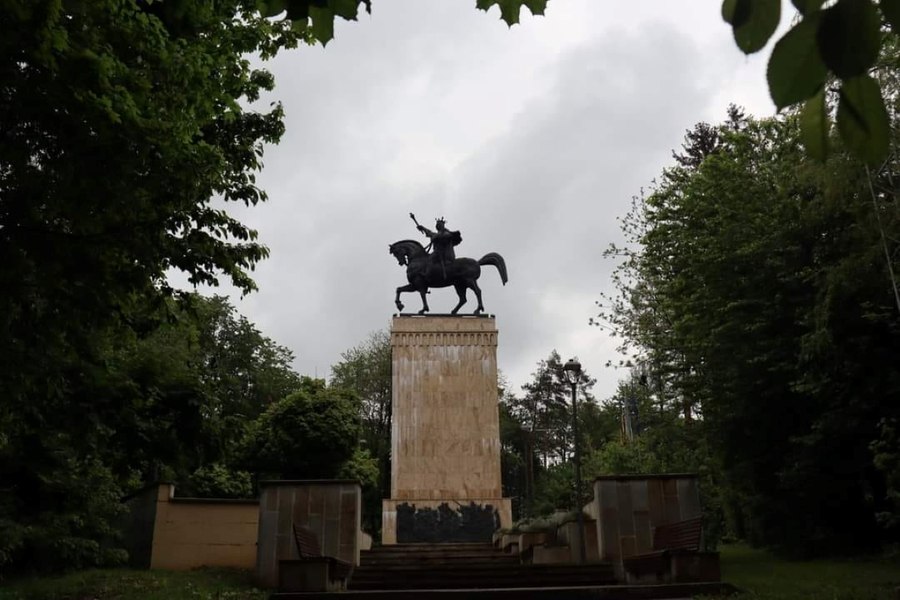 Muncitor mort la Suceava, după ce trunchiul unui copac i-a căzut în cap. Lucra fără forme legale