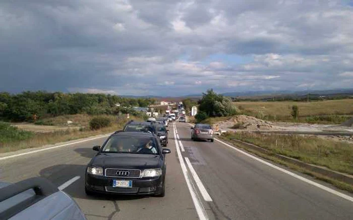 Coada de maşini s-a întins până în judeţul Sibiu. Foto Cornel Gruian