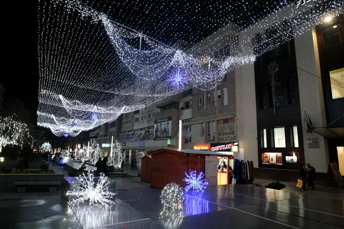Iluminat festiv în Craiova. Foto: Victor C. Boldîr