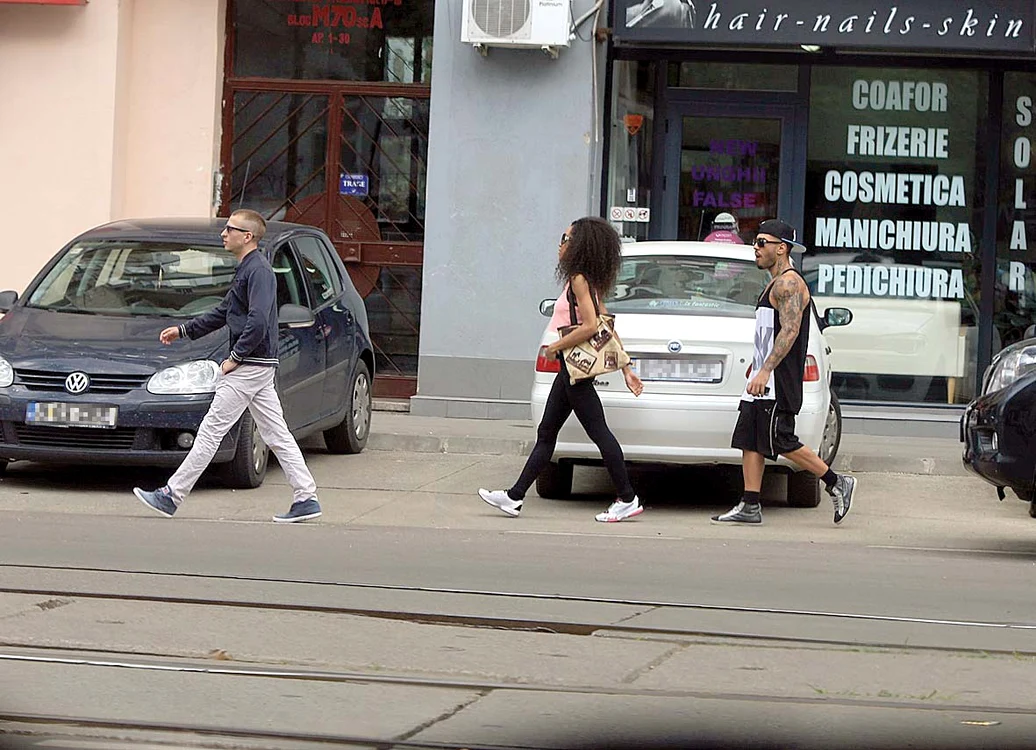 Iunie 2013. Ana și Alex Velea, surprinși în zona apartamentului lor din Nerva Traian