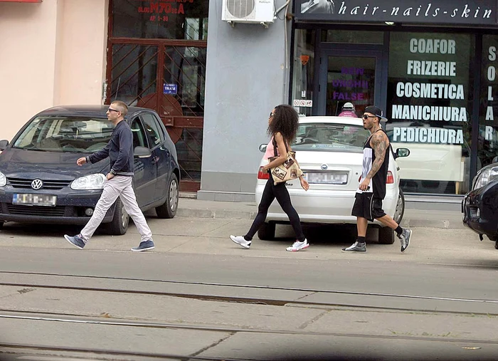 Iunie 2013. Ana și Alex Velea, surprinși în zona apartamentului lor din Nerva Traian