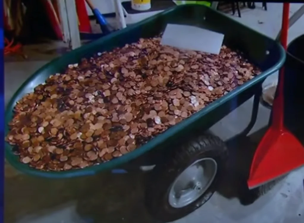 Bărbatul şi-a primit salariul restant sub forma unei roabe de 90.000 de cenţi lasată la poarta casei FOTO captură You Tube