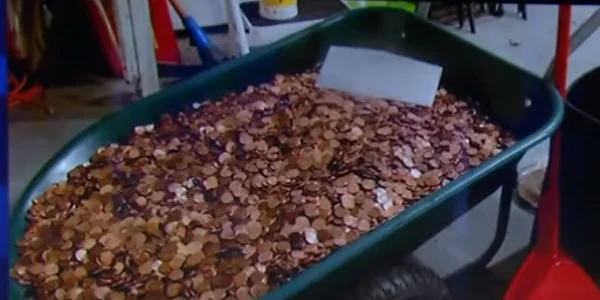 Bărbatul şi-a primit salariul restant sub forma unei roabe de 90.000 de cenţi lasată la poarta casei FOTO captură You Tube