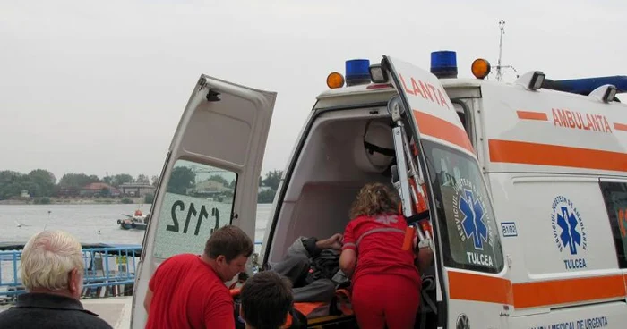 Tânărul rănit a fost transportat la spital (foto arhiva)