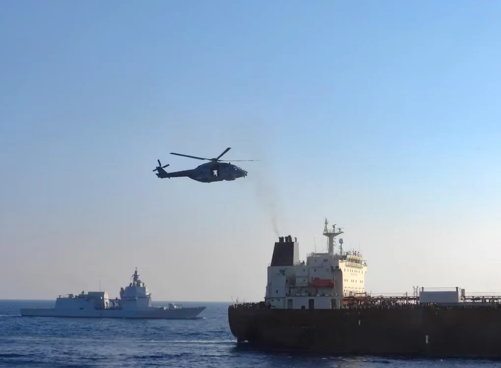 Militarii italieni au coborât din elicopter pe navă. FOTO: X/@IuliiaMendel