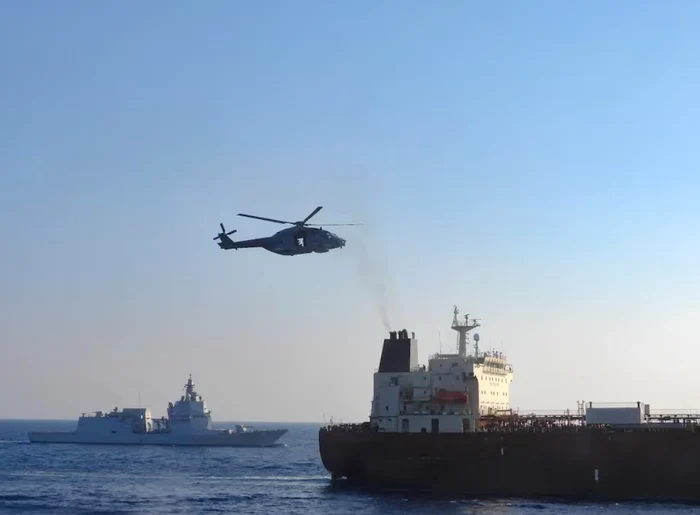 Militarii italieni au coborât din elicopter pe navă. FOTO: X/@IuliiaMendel
