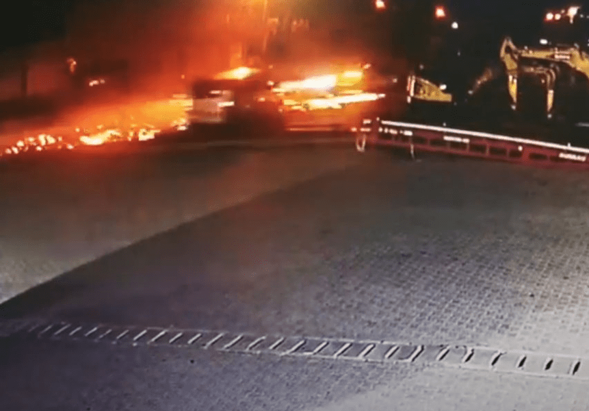 Impact teribil între un microbuz și un autoturism, surprins de camerele de supraveghere VIDEO