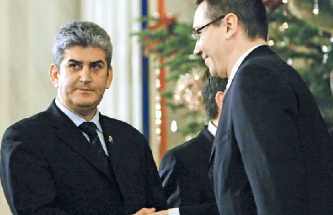 Gabriel Oprea (stânga) recuperează de la Victor Ponta (dreapta) o parte dintre foştii colegi 