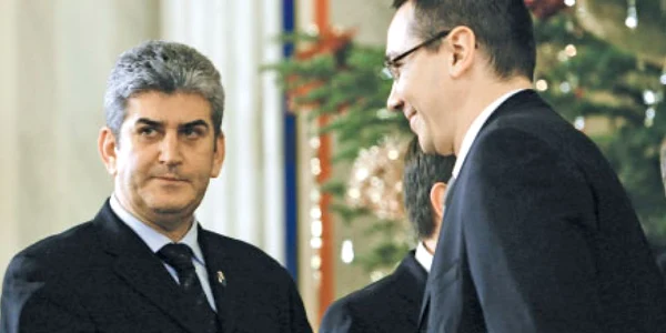 Gabriel Oprea (stânga) recuperează de la Victor Ponta (dreapta) o parte dintre foştii colegi 