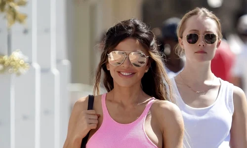 lauren sanchez rochie mini roz profimedia jpg