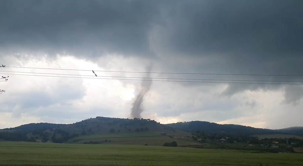 Tornadă în Tulcea, surprinsă în imagini. Autoritățile au emis mesaj RO-Alert și mobilizează echipaje de intervenție