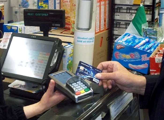 
    De sâmbătă, 14 septembrie, plata cu cardul online sau în magazine se va schimba, ca urmare a intrării în vigoare a cerinţelor obligatorii impuse de directiva europeană de plăţiFOTO: adevarul.ro  