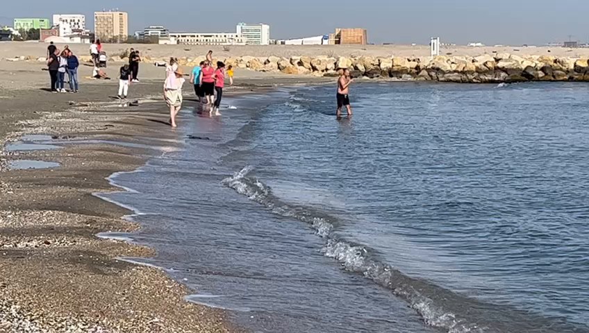 Haos pe litoralul românesc: plaja este aglomerată, persoanele se scaldă în mare. "Nivelul apei este ca în luna iulie!" Videoclip. Haos pe litoralul românesc: plaja este aglomerată, persoanele se scaldă în mare. "Nivelul apei este ca în luna iulie!" Videoclip.
