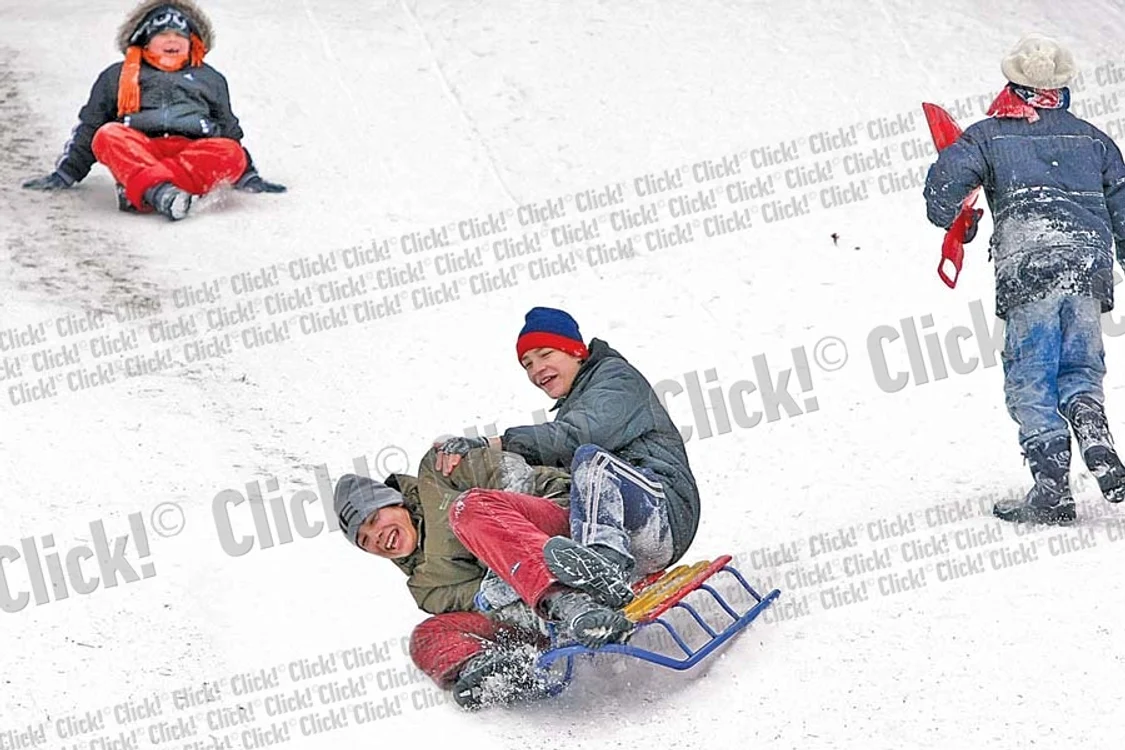 
    Puştii s-au distrat  copios la săniuş (Fotografii: Dorin Constanda, Vlad Eftenie/Mediafax)  