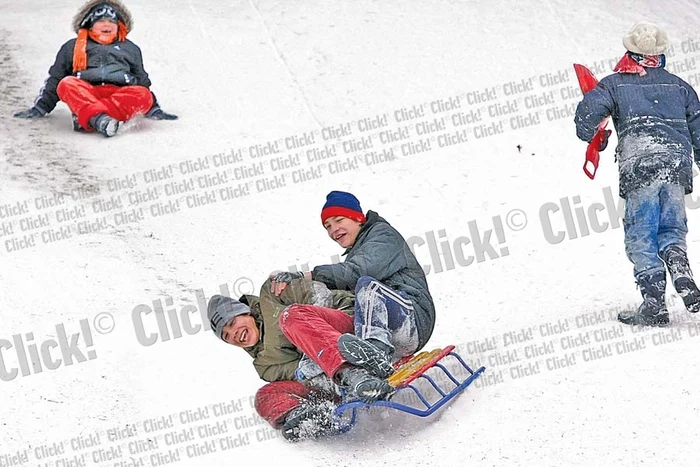 
    Puştii s-au distrat  copios la săniuş (Fotografii: Dorin Constanda, Vlad Eftenie/Mediafax)  