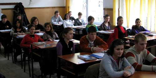 Elevii vin la şcoală îmbrăcaţi cum vor până la introducerea uniformelor