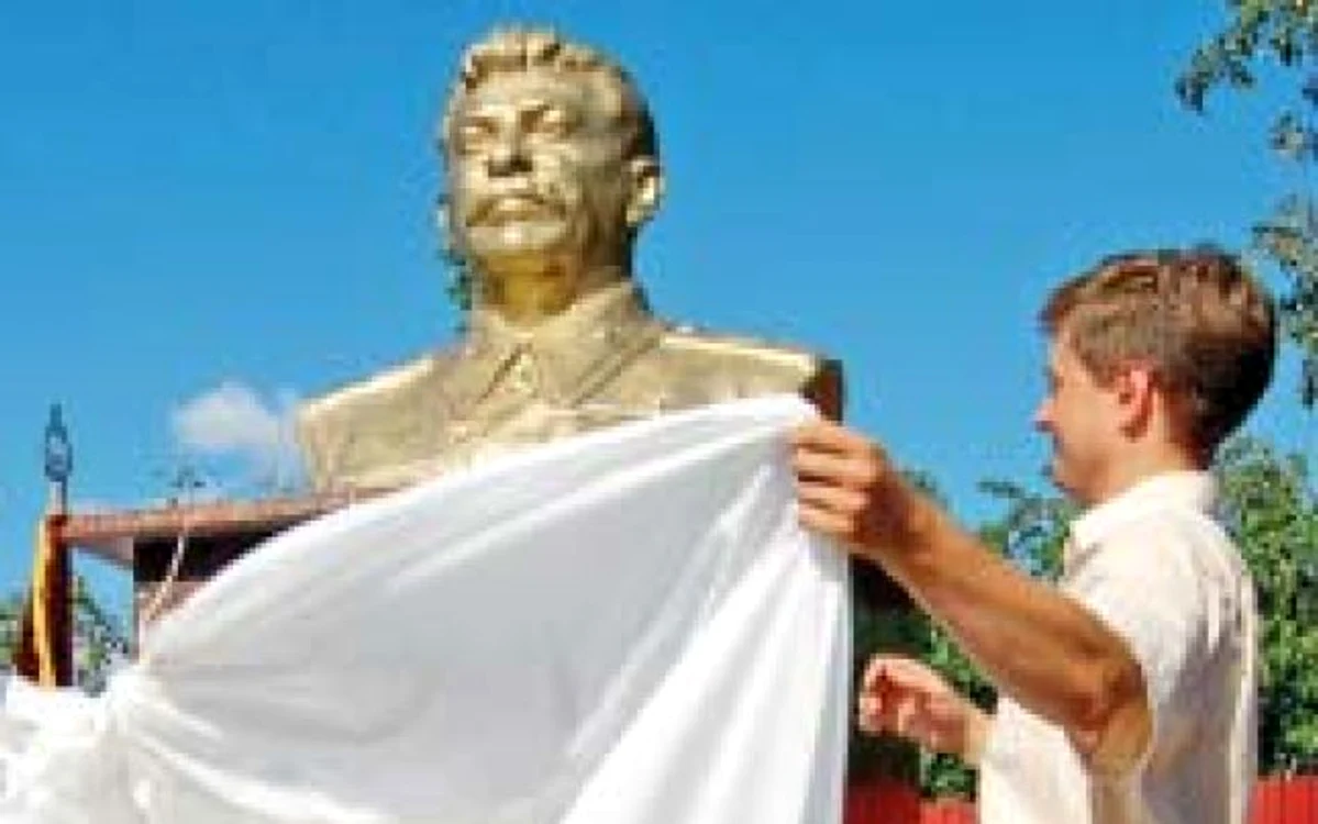 Ruşii încă îi mai fac statui dictatorului Stalin  p Foto: reuters