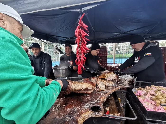 Fasolea, carnea și murăturile au fost porționate în fața oamenilor FOTO: Alina Mitran