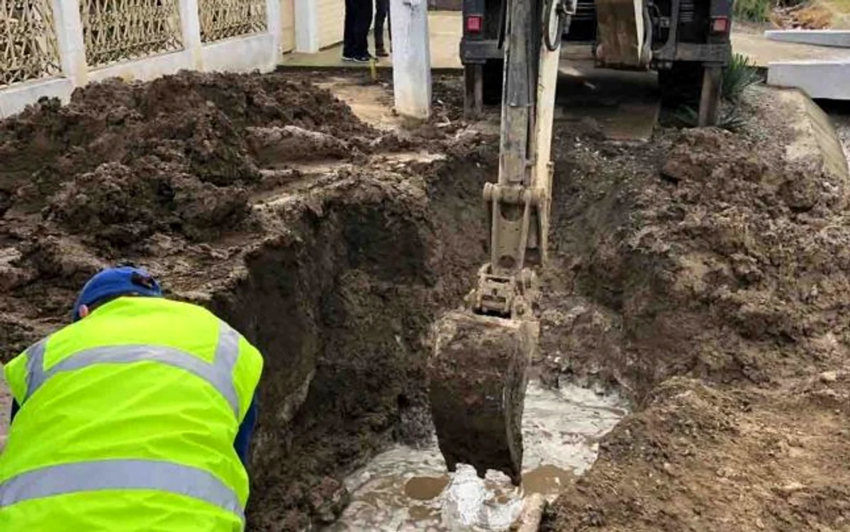 Avariile la reţeaua de apă a oraşului Roman sunt la ordinea zilei FOTO Dan Sofronia
